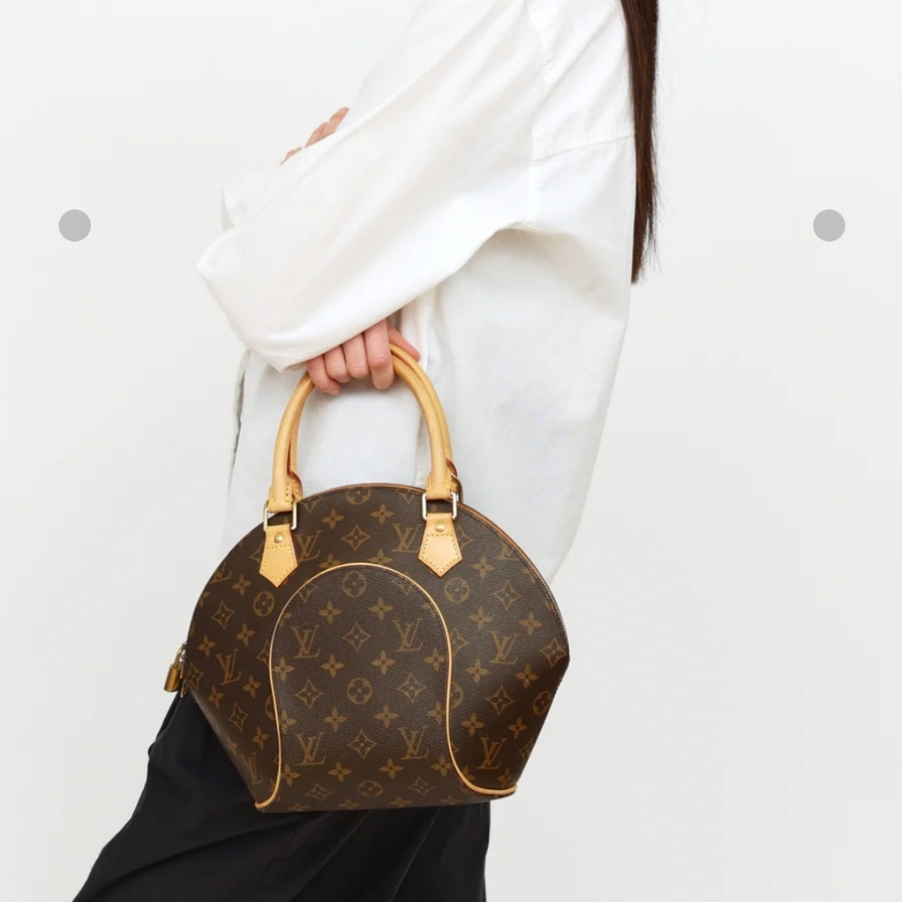 THIS IS VINTAGE BAGS VERY GOOD CONDITION %100 AUTHENTIC. 10-11 WIDE 5 -6 DEEP